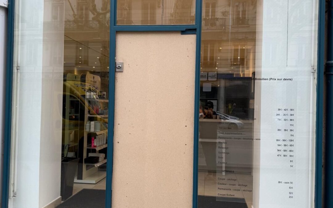 Les dangers d’une vitrine brisée pour un commerce et l’importance d’un remplacement rapide