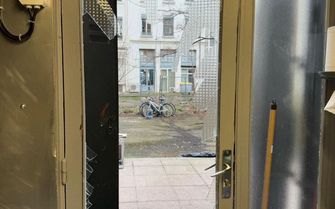 Les dangers d’une vitrine brisée pour un commerce et l’importance d’un remplacement rapide