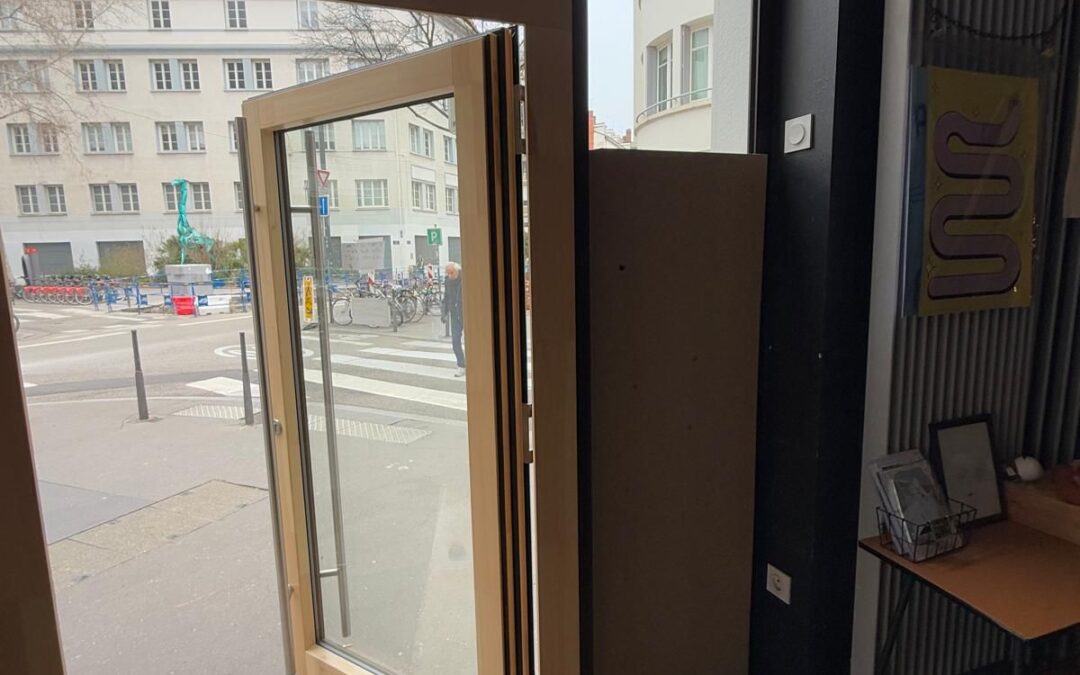 Un vitrier à Lyon peut-il proposer des solutions temporaires en attendant le remplacement définitif d’une vitre ?