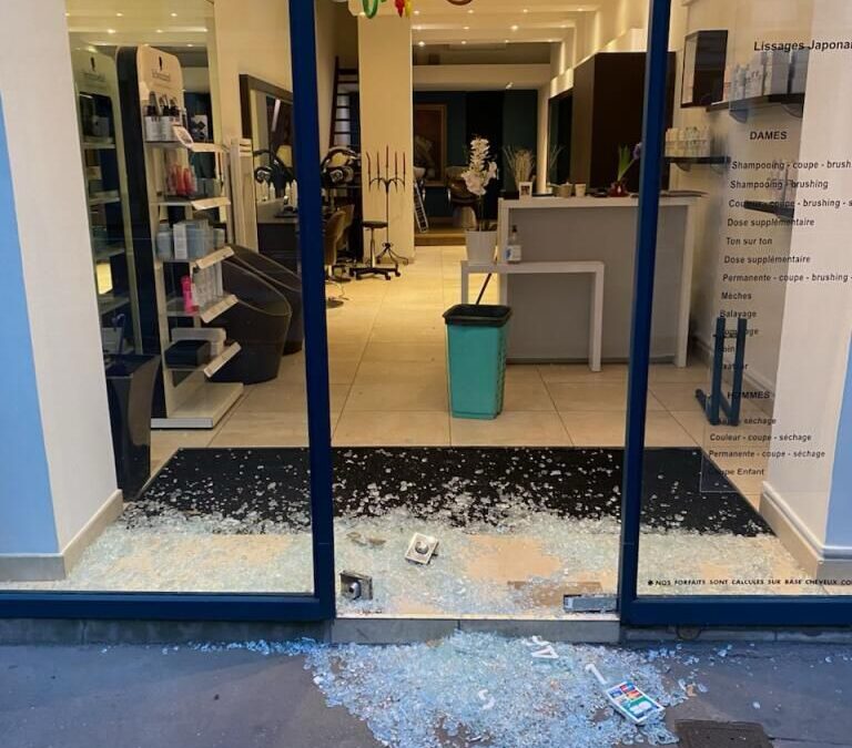 Comment un vitrier à Lyon organise-t-il ses interventions pour minimiser l’impact sur l’activité d’un commerce ?