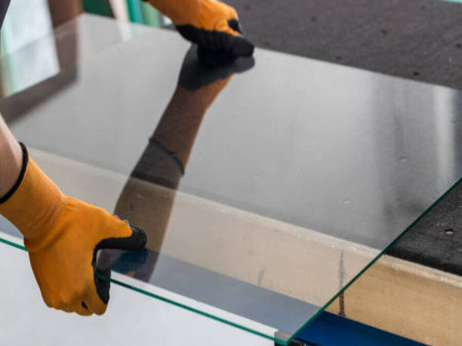 Quels types de vitrages un vitrier à Lyon peut-il installer pour renforcer la sécurité d’un commerce ?