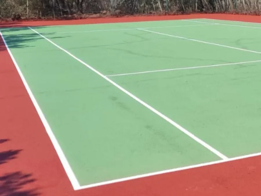 Est-ce que le vitrage anti-effraction protège aussi contre les jets de pierre ou les chocs violents ?