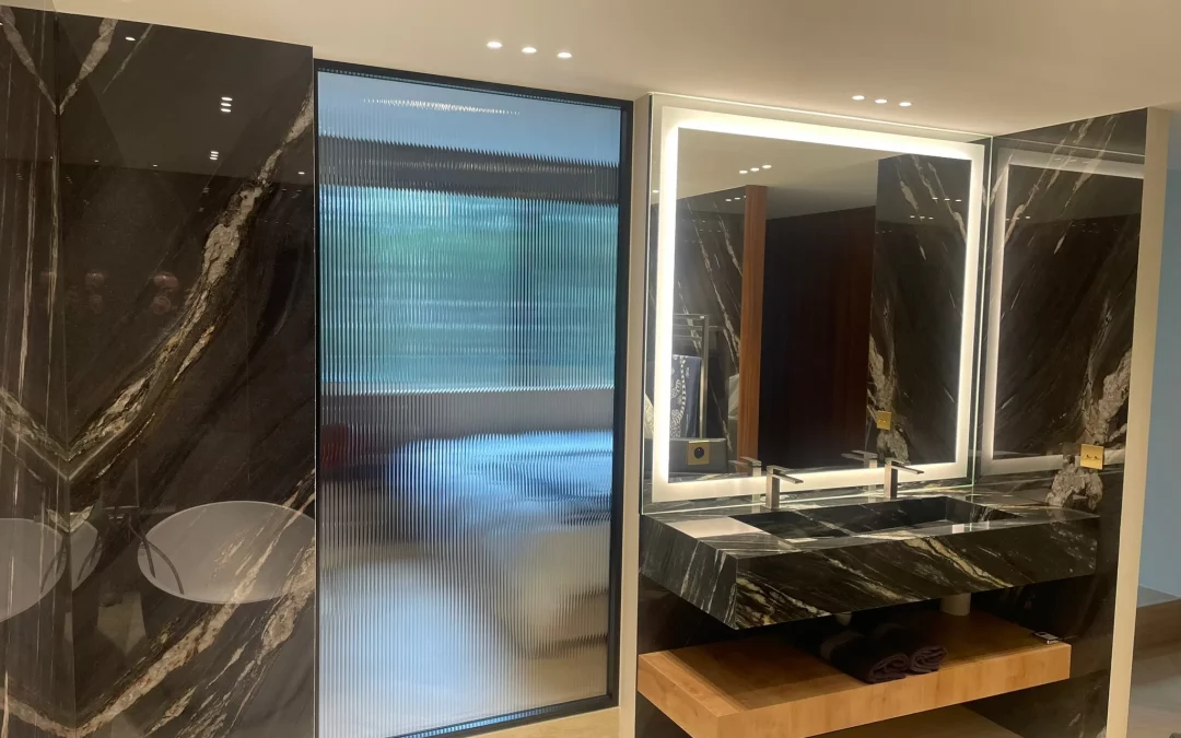 Est-ce qu’un vitrier à Lyon peut gérer le remplacement de vitrine sur une grande surface vitrée ?