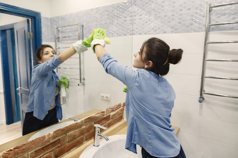 Comment entretenir un miroir sur mesure pour le garder impeccable ?