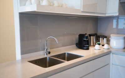 Pourquoi installer une crédence en verre dans sa cuisine ?