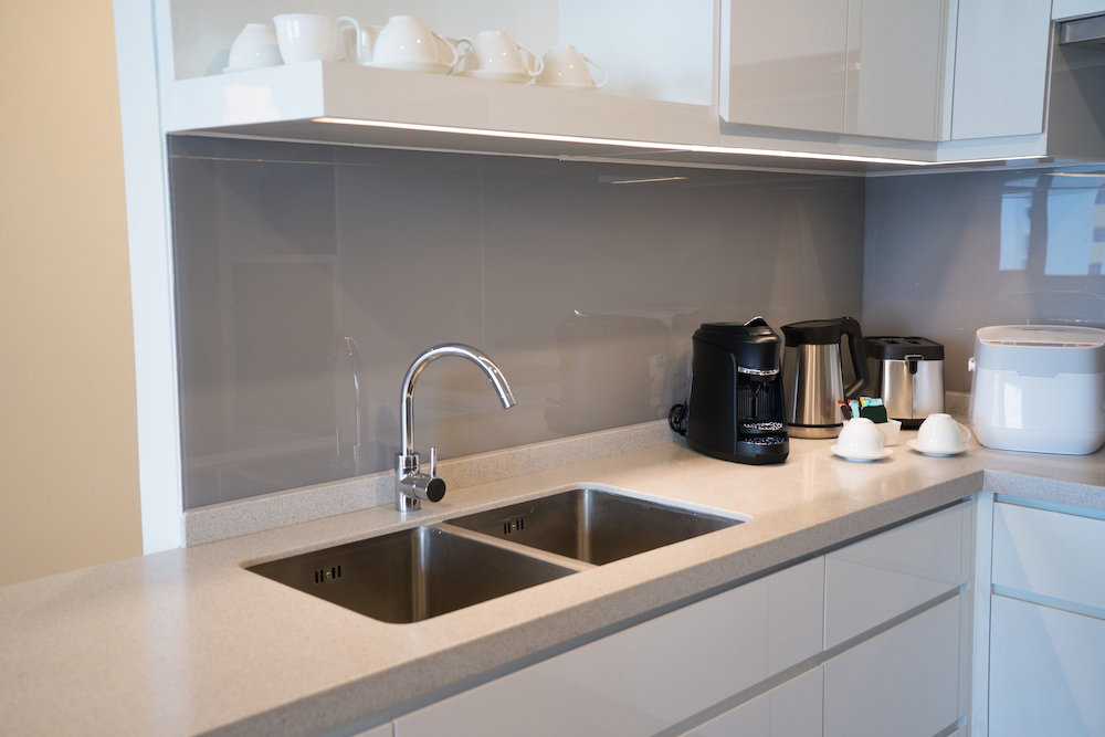 Pourquoi installer une crédence en verre dans sa cuisine ?