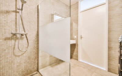 Comment entretenir durablement une paroi de douche en verre ?