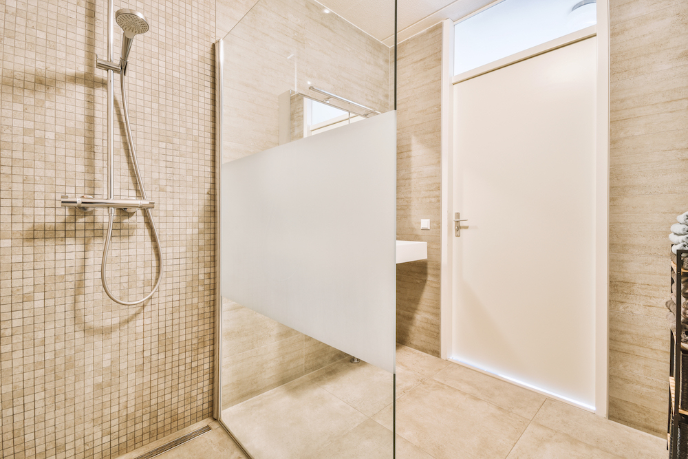 Comment entretenir durablement une paroi de douche en verre ?