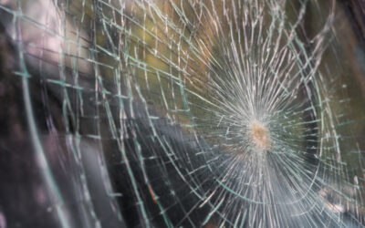 Vitrine de magasin cassée : quelles démarches effectuer en urgence ?