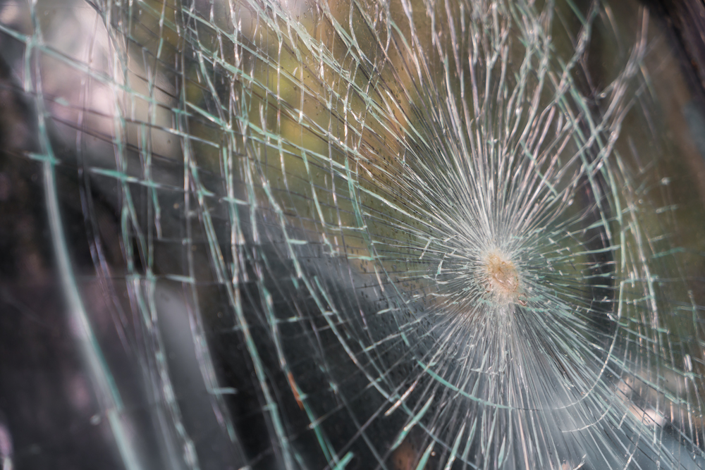 Vitrine de magasin cassée : quelles démarches effectuer en urgence ?